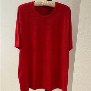 Men’s Lululemon performance T shirt.